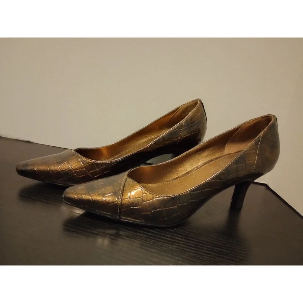 Easy Street Woman's Size 8M‎ Bronze Brown Iridescent Embossed Heels